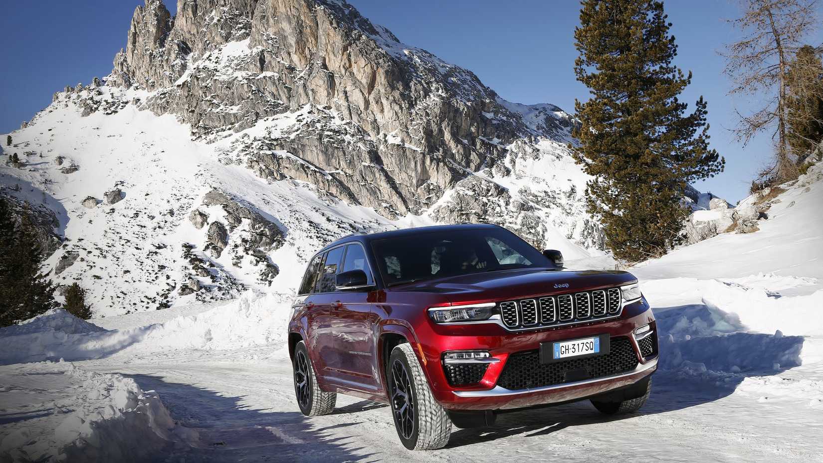 2024 Jeep Grand Cherokee 4xe Híbrido Vermelho Dirigindo Pela Neve