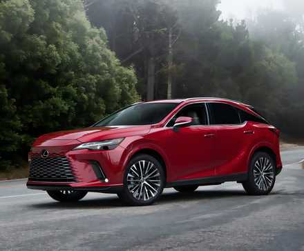 Um Lexus RX 350h vermelho 2024 estacionado de lado