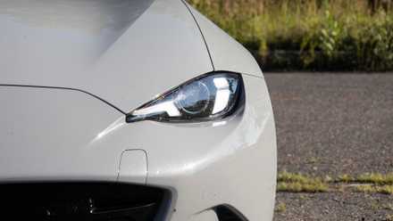 Close-up dos faróis do Mazda MX-5 2024