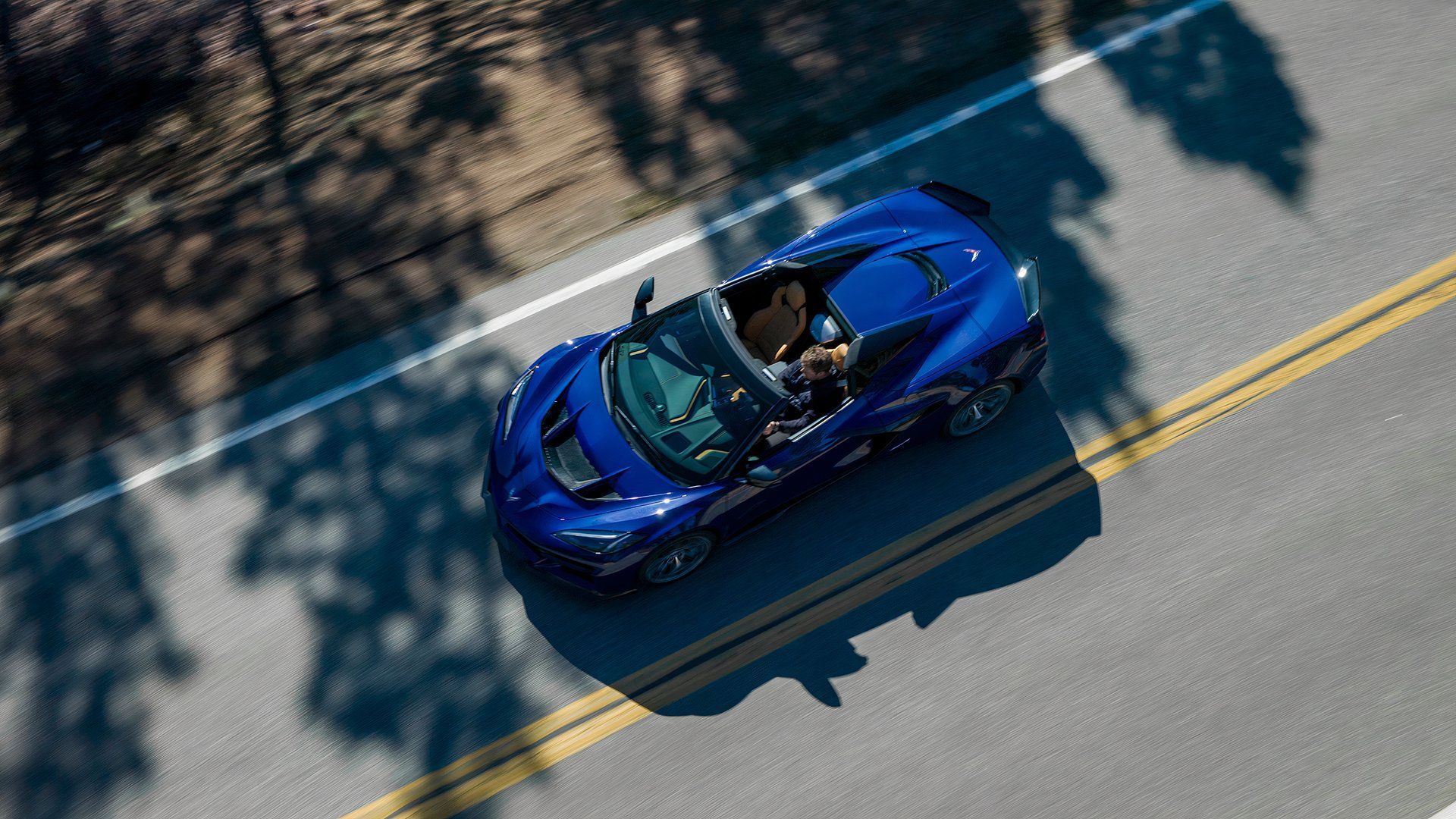Vista de cima para baixo do Chevrolet Corvette ZR1 2025 dirigindo na estrada