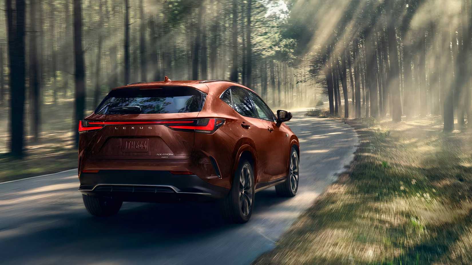 Um pequeno SUV híbrido Lexus NX Hybrid laranja 2025 está dirigindo.