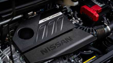 Um close do motor VC-Turbo do Nissan Rogue Rock Creek 2025