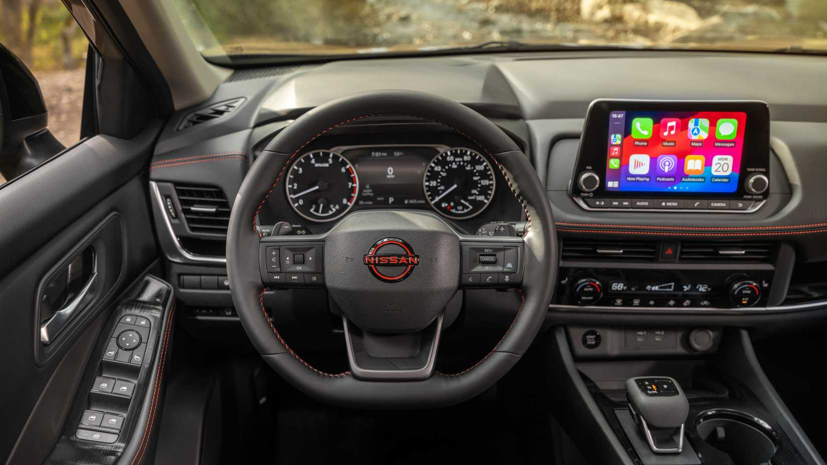 Interior do Nissan Rogue Rock Creek 2025