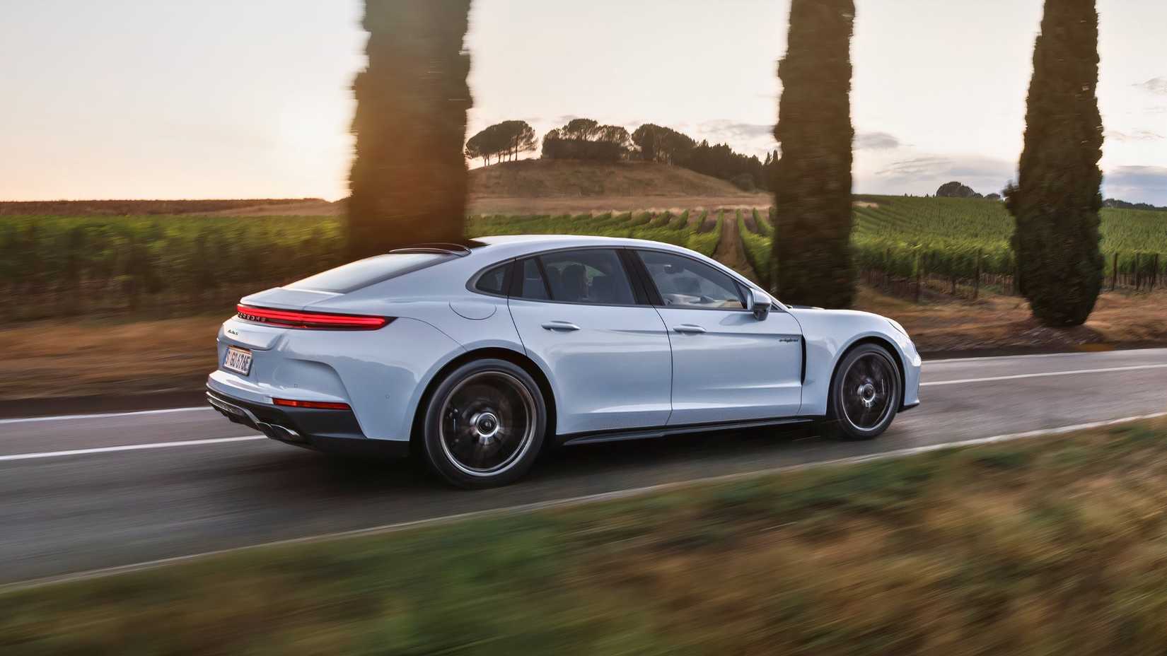 2025 Porsche Panamera Turbo S E-Híbrido(1)