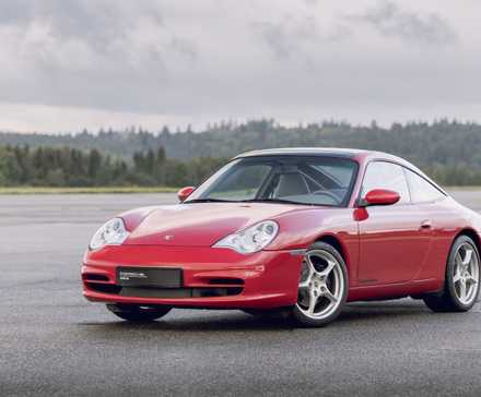 996 Porsche 911 Carrera vermelho na frente