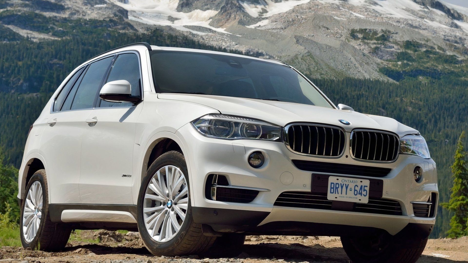 Front 3/4 shot of a 2015 BMW X5