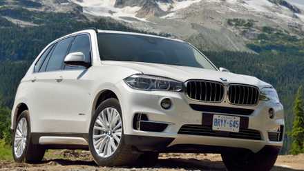 Foto frontal 3/4 de um BMW X5 2015
