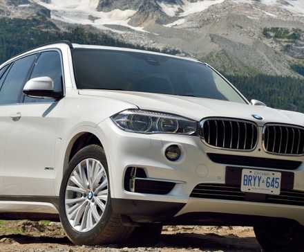 Front 3/4 shot of a 2015 BMW X5