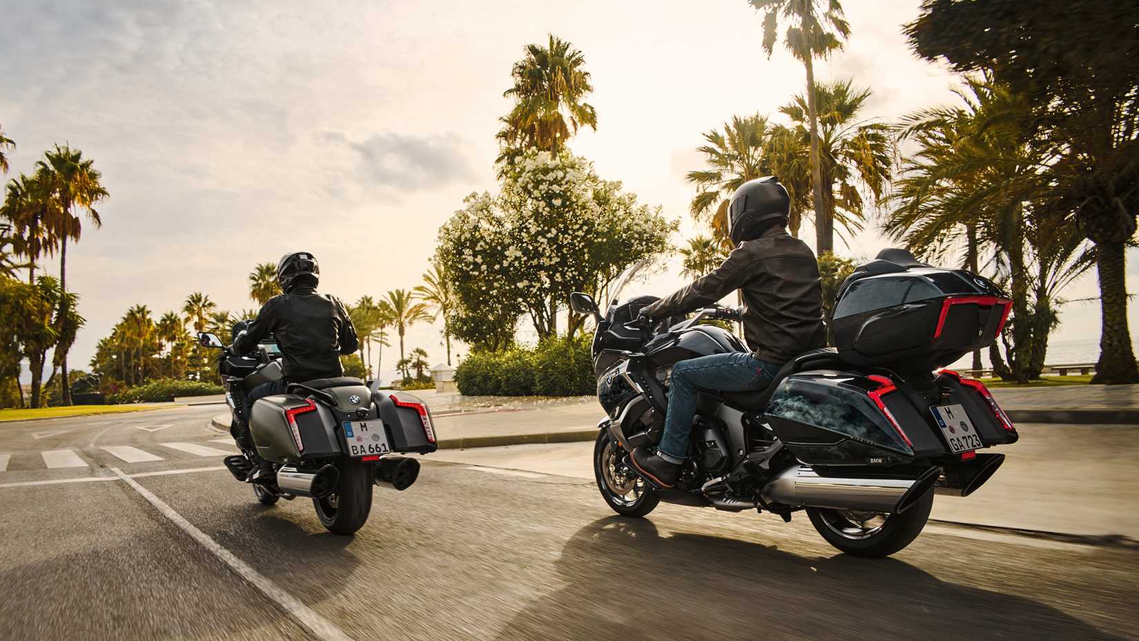 Foto de rastreamento traseiro do perfil esquerdo de dois BMW K1600 GTLs