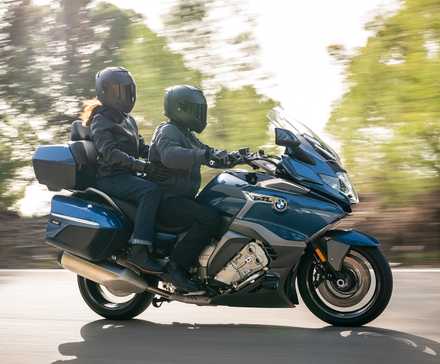 2025 BMW K1600 GTL acelerando vista de perfil lateral
