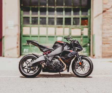 Vista lateral do Buell 1190SX