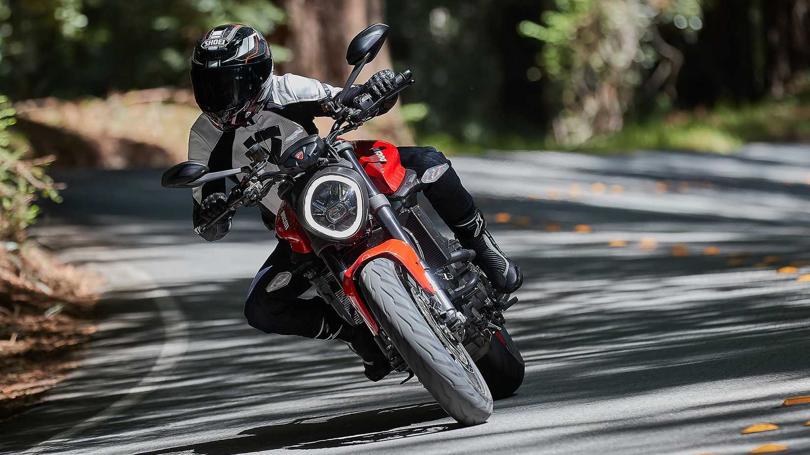 Monstro Ducati Vermelho montando tiro no Canyon