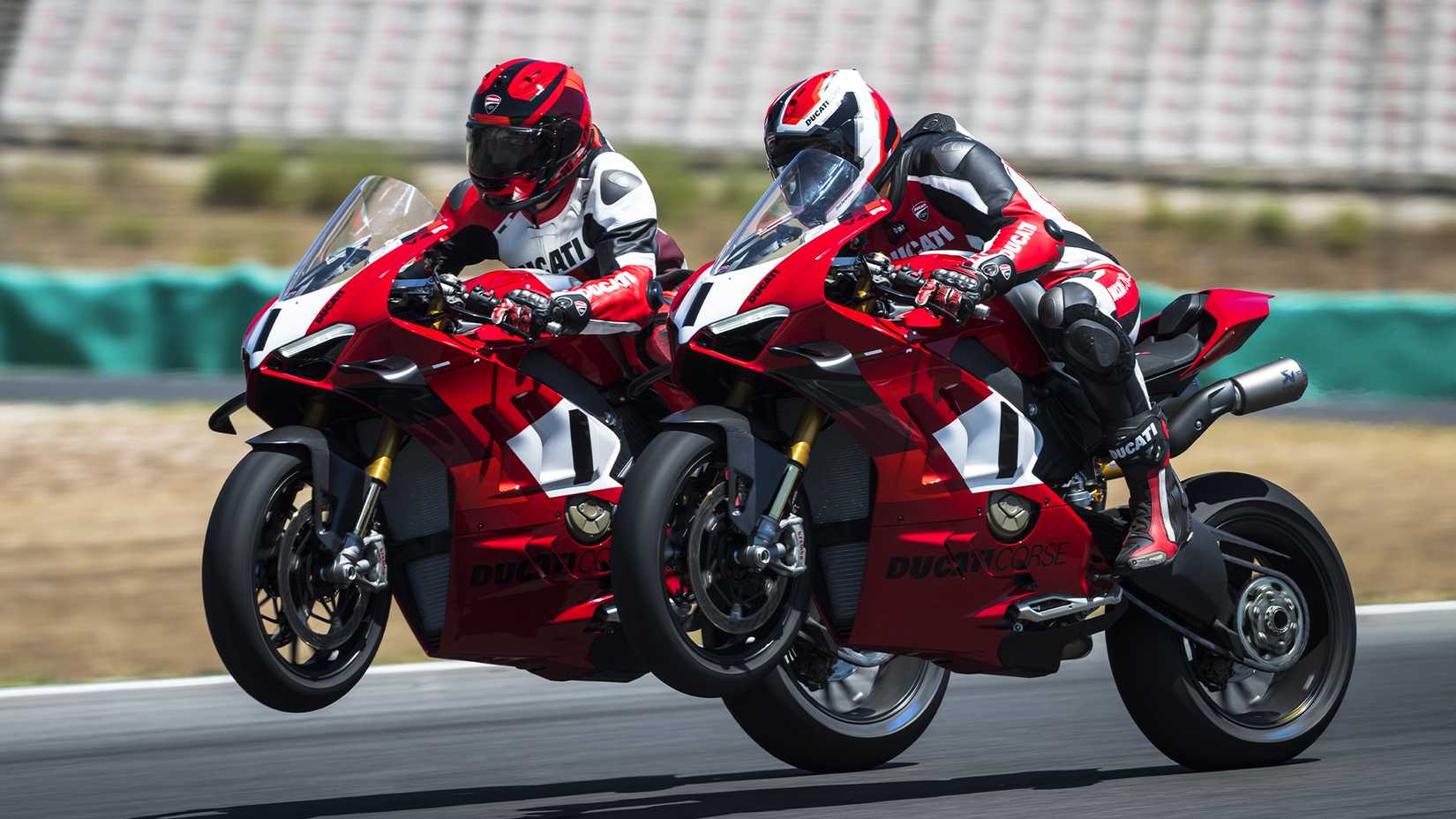 Duas Ducati Panigale V4 Rs dando um cavalinho na pista de corrida