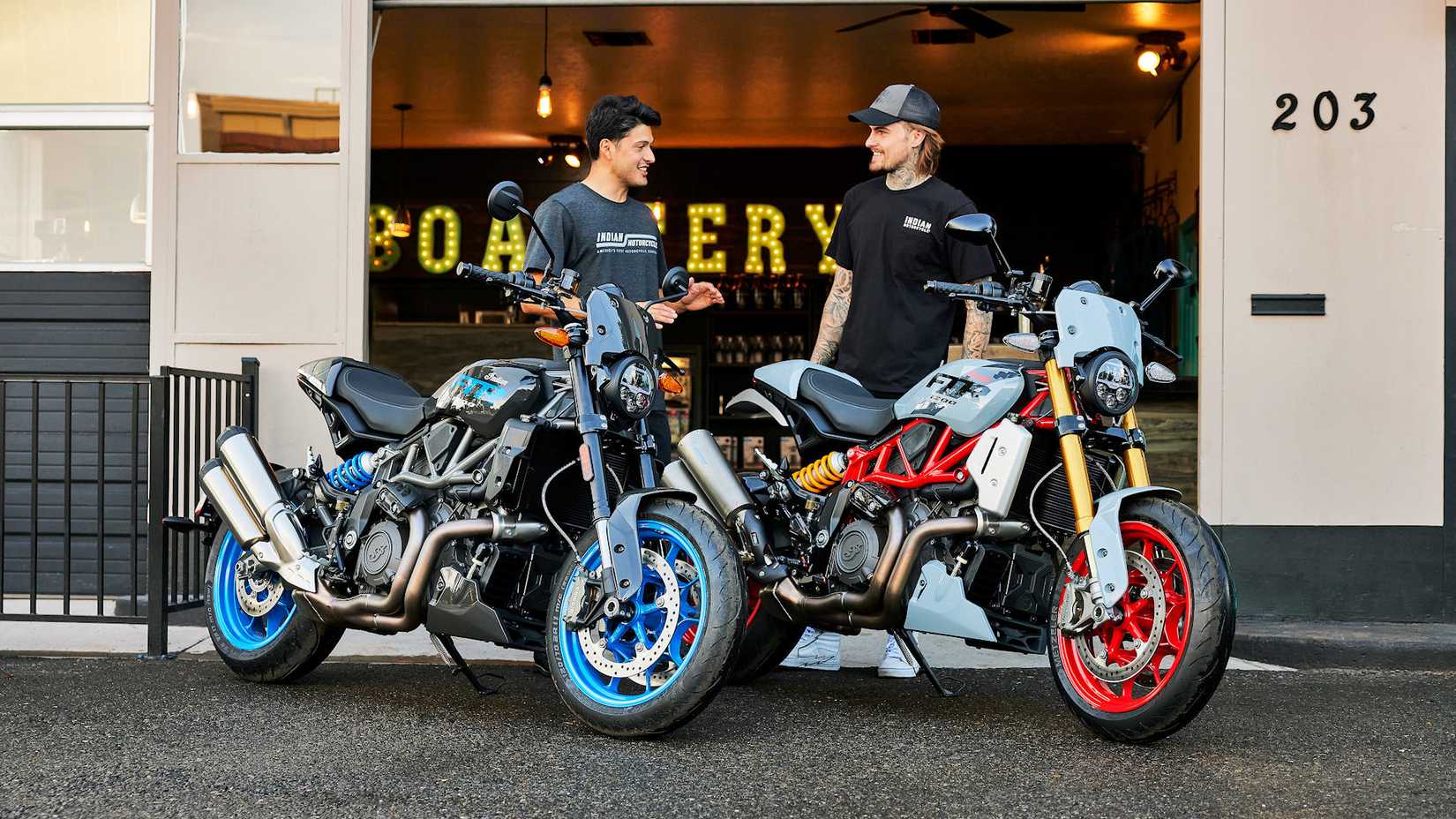 Os pilotos ficam ao lado de um par de motocicletas indianas FTR Sport 2024