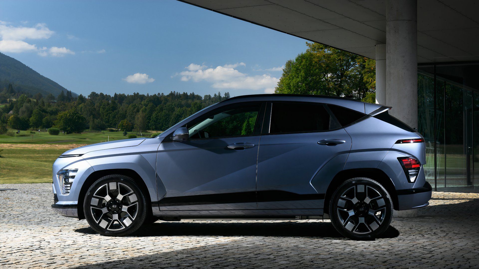 Foto de perfil lateral de um Hyundai Kona Electric