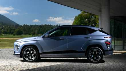 Foto de perfil lateral de um Hyundai Kona Electric
