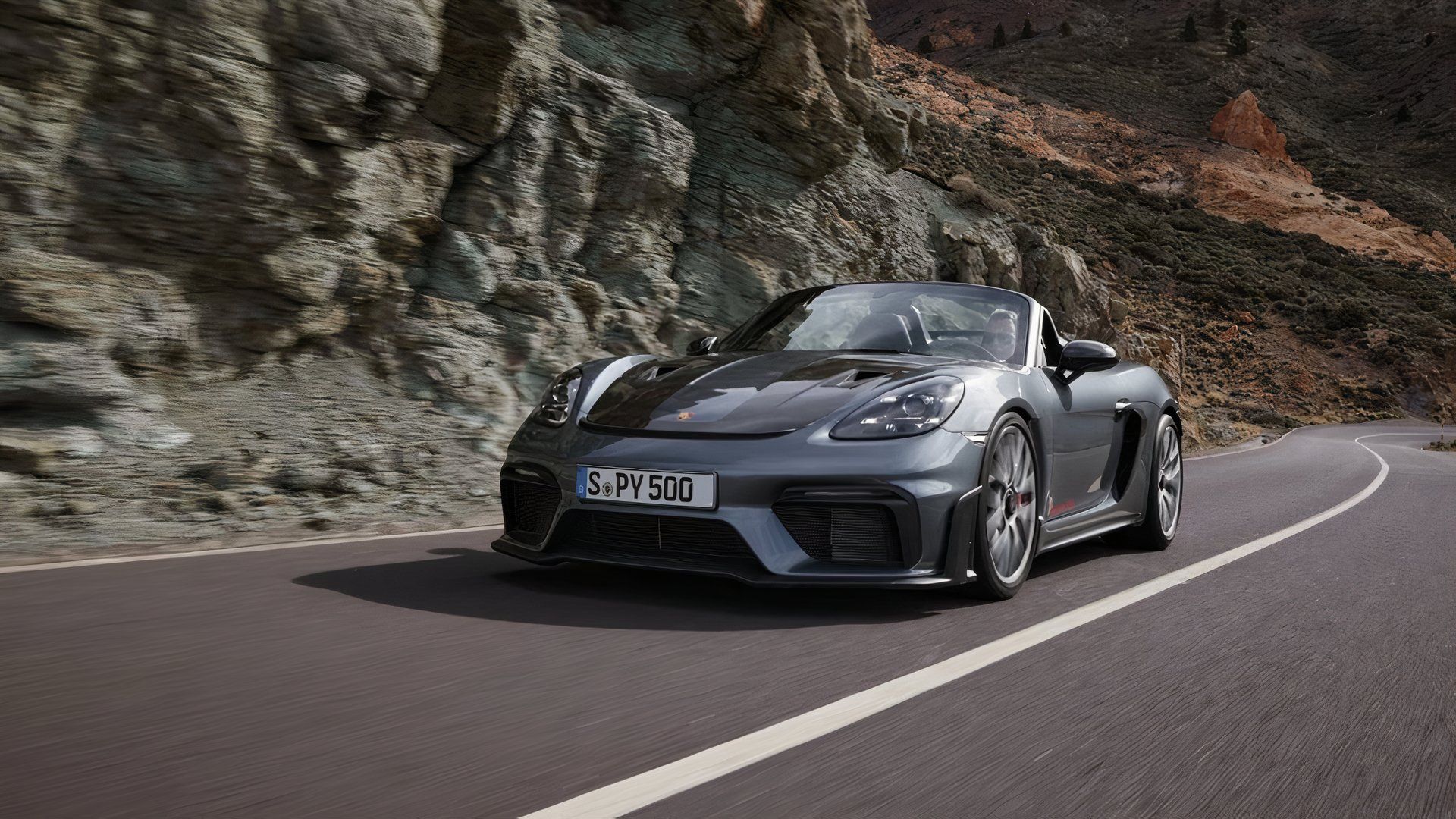 Foto de ação frontal de um Porsche 718 Spyder RS ​​2024