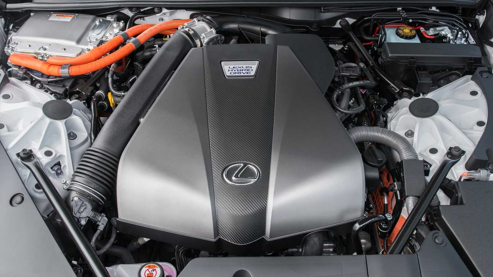 Compartimento do motor de um Lexus LC 500h 2021