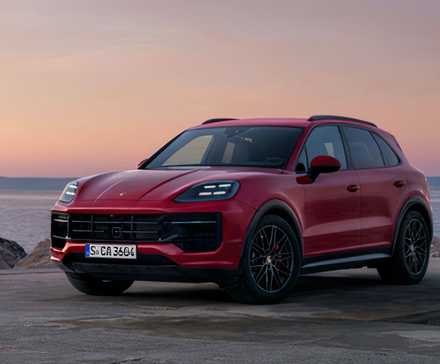 Vista frontal 3/4 do Porsche Cayenne Coupe GTS 2025
