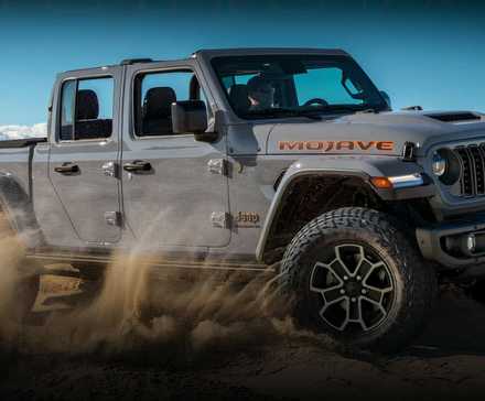 2024 Jeep Gladiator em cinza dirigindo pelo deserto