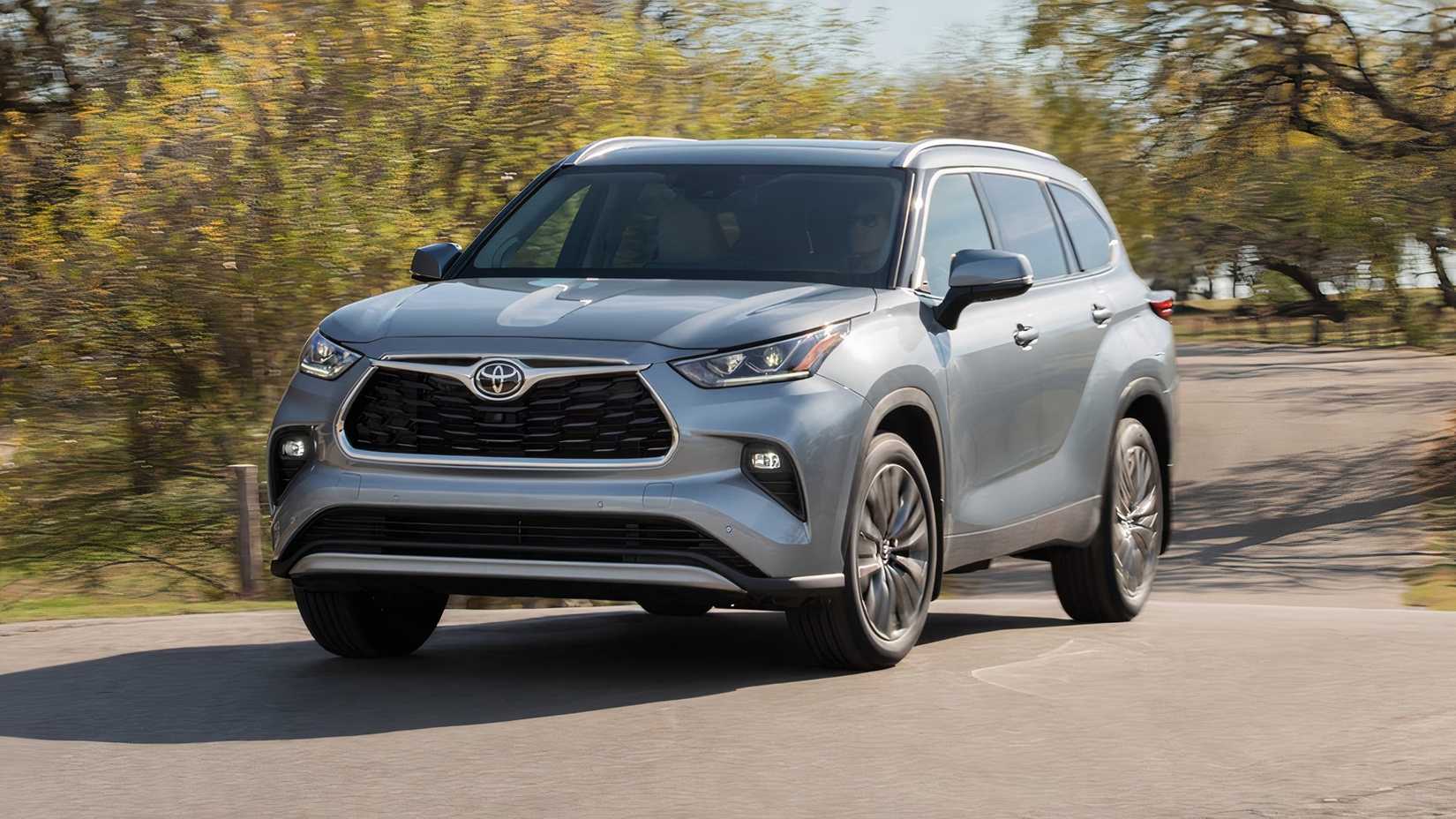 3/4 front view of 2020 Toyota Highlander