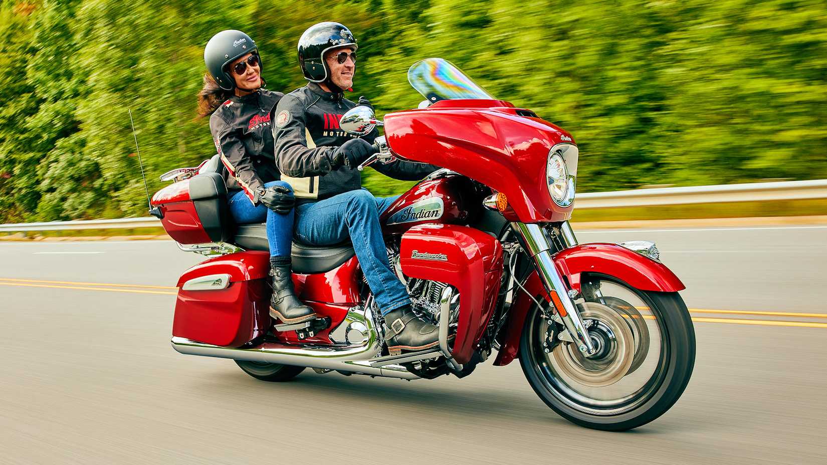 Piloto e passageiro em um Roadmaster Limited 2023