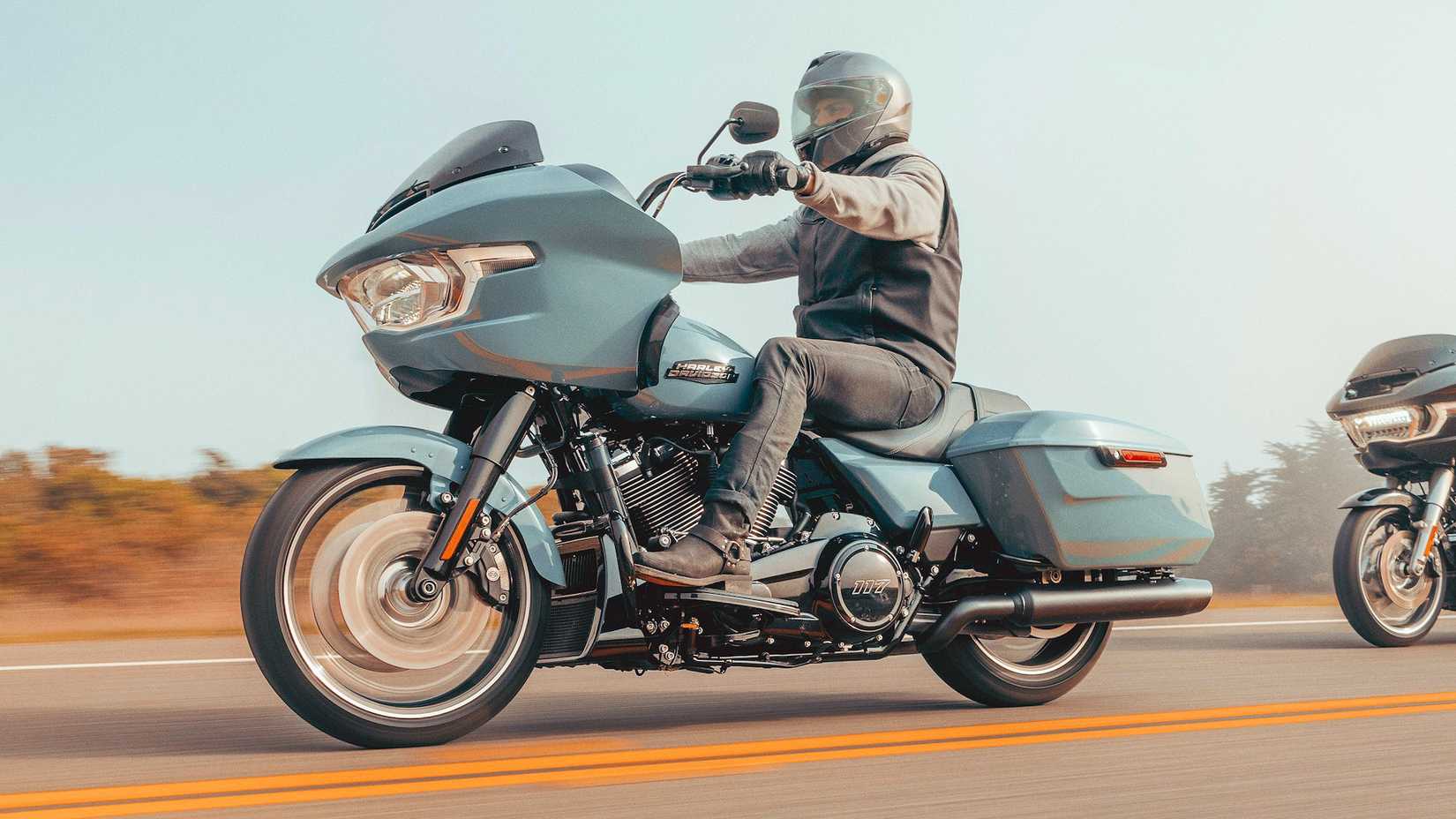 Piloto em uma Harley-Davidson Road Glide 2024