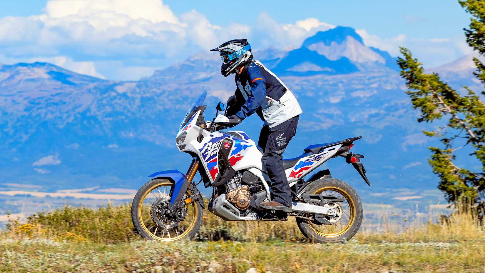 Piloto em uma Honda Africa Twin Adventure Sports ES 2025