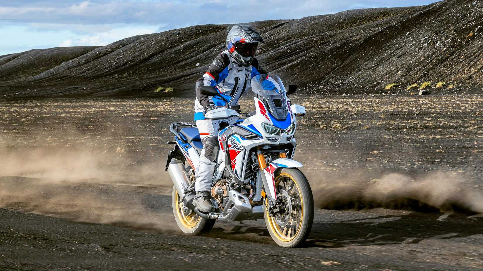Piloto em uma Honda Africa Twin Adventure Sports ES 2024