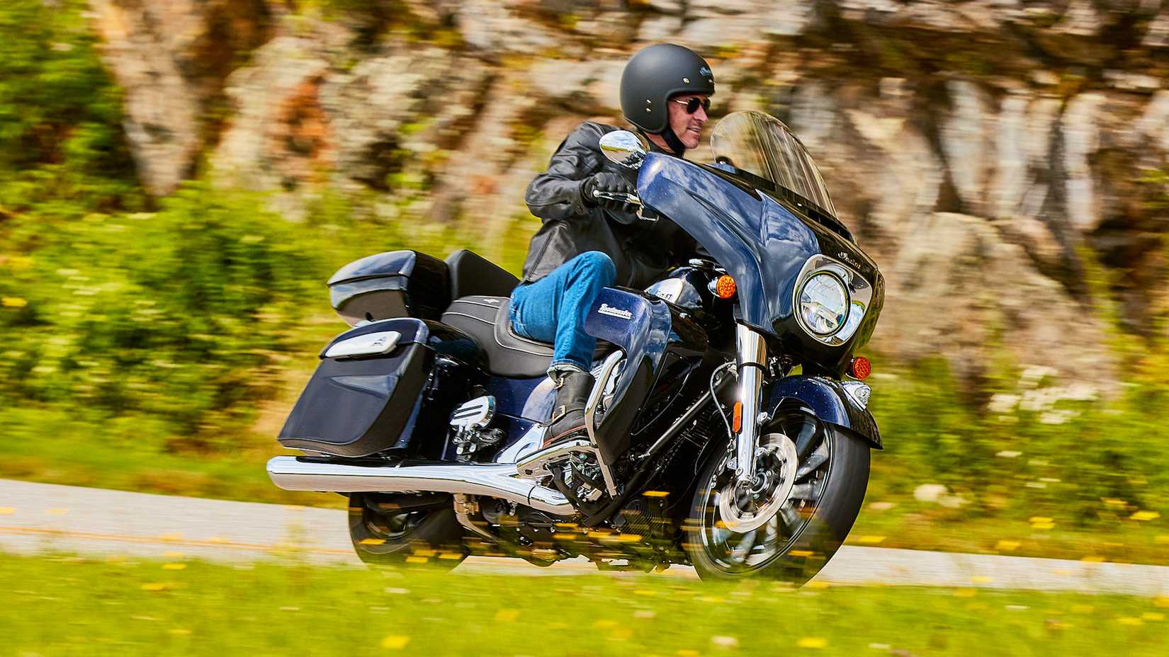 Piloto em um 2024 Indian Roadmaster Limited com acessórios