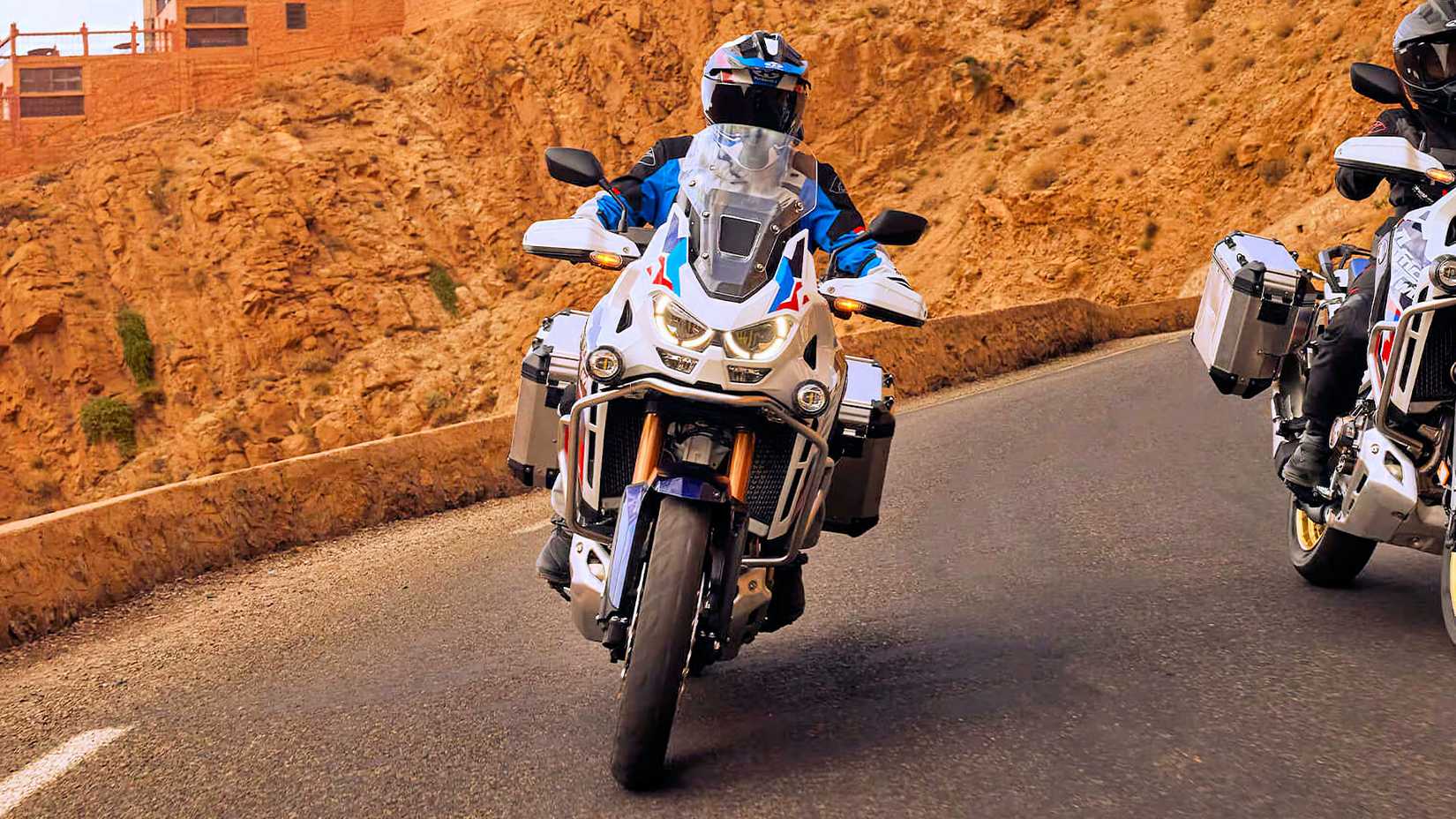 Piloto em uma Honda Africa Twin Adventure Sports ES 2024 com acessórios