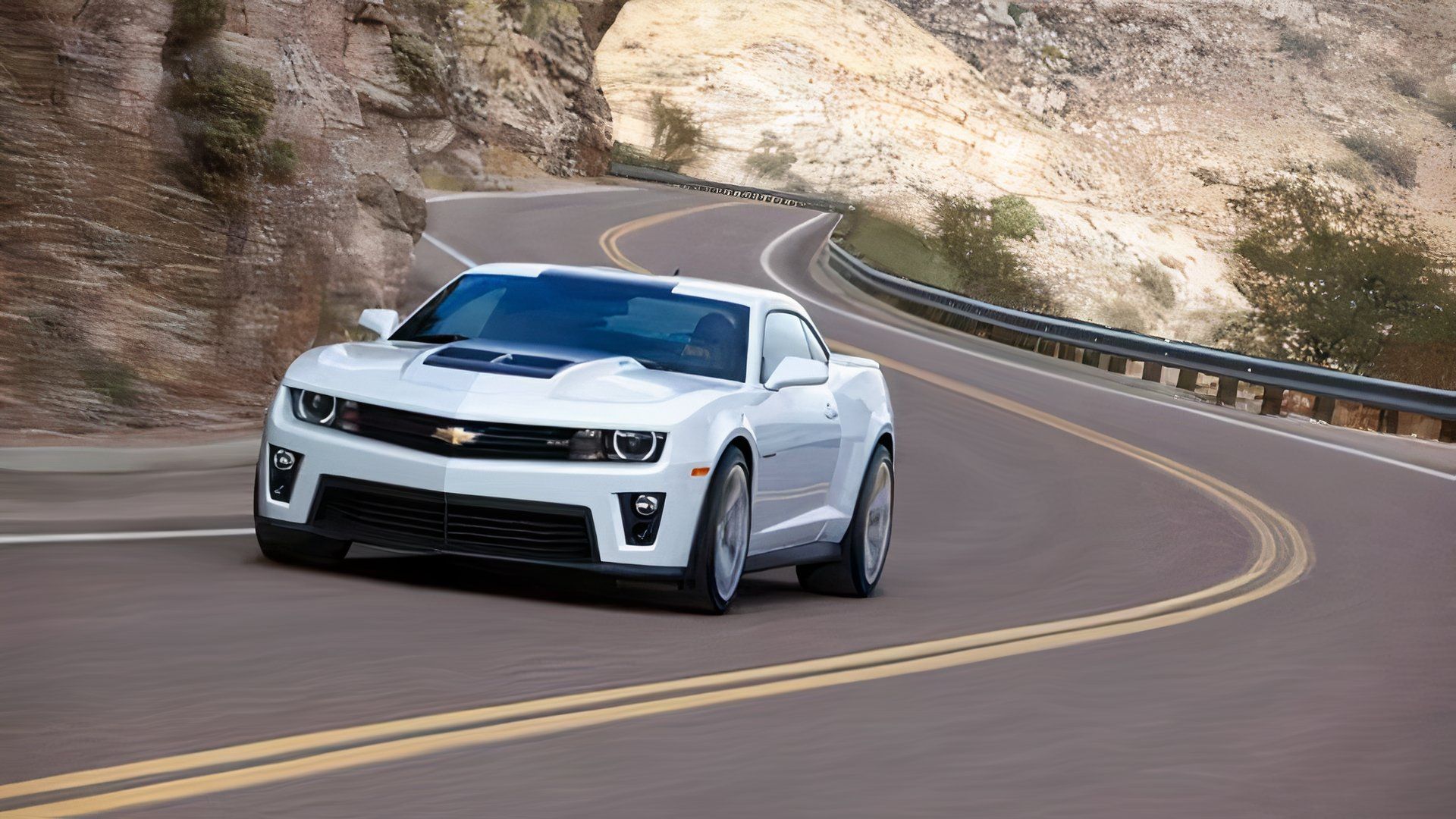 Foto frontal de ação 3/4 de um Chevrolet Camaro ZL1 2015