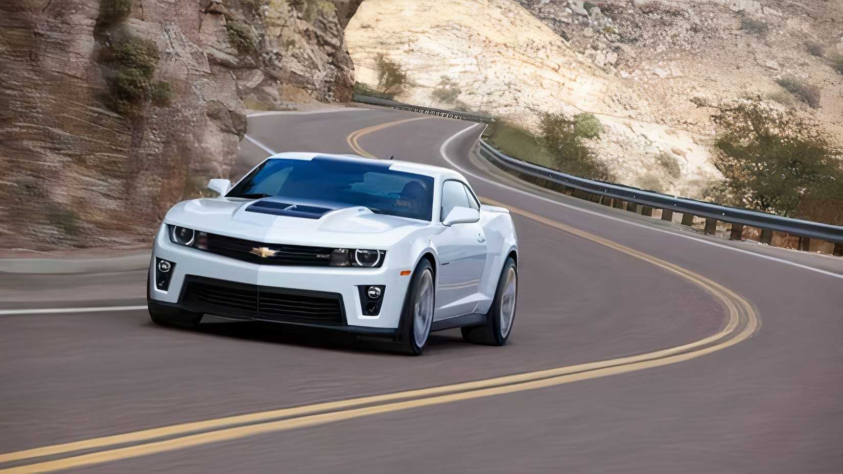 Foto frontal de ação 3/4 de um Chevrolet Camaro ZL1 2015