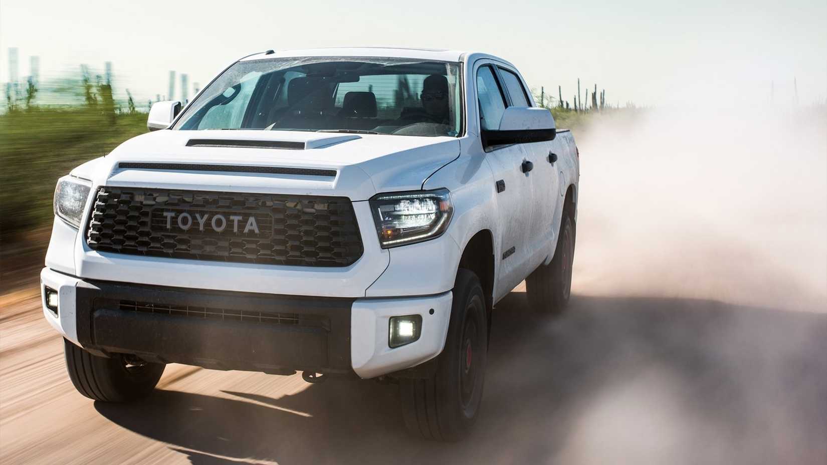 Toyota Tundra 2020 em branco dirigindo em estrada de terra