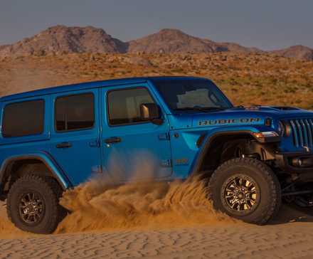 2024 Jeep Wrangler Rubicon em azul dirigindo pelo deserto