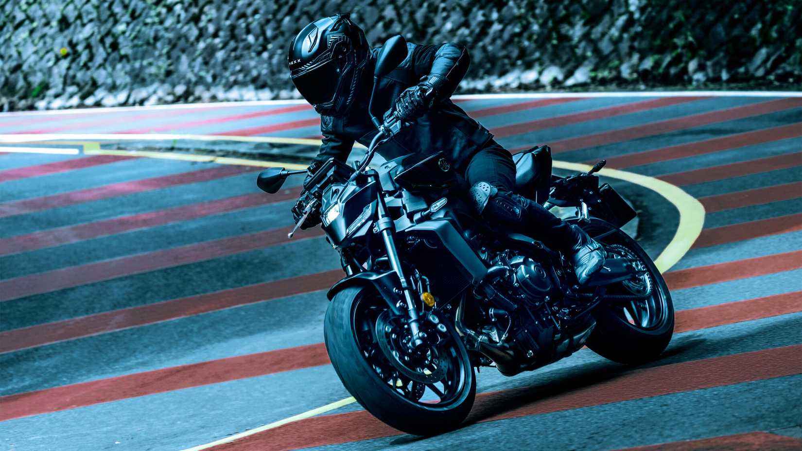 Yamaha MT-09 Y-AMT Action 1