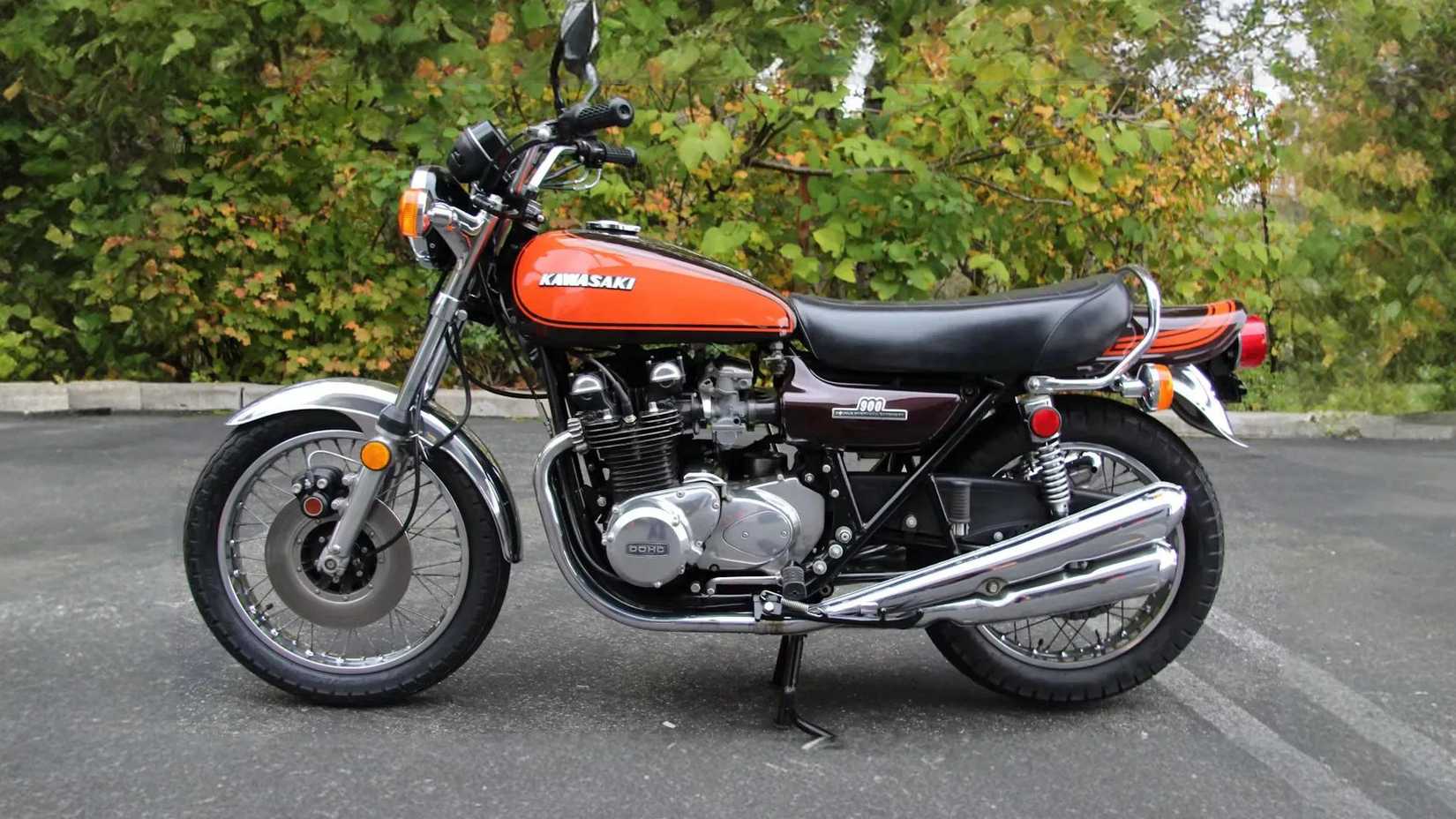 Foto de perfil estático da Kawasaki Z1 1974 em um estacionamento