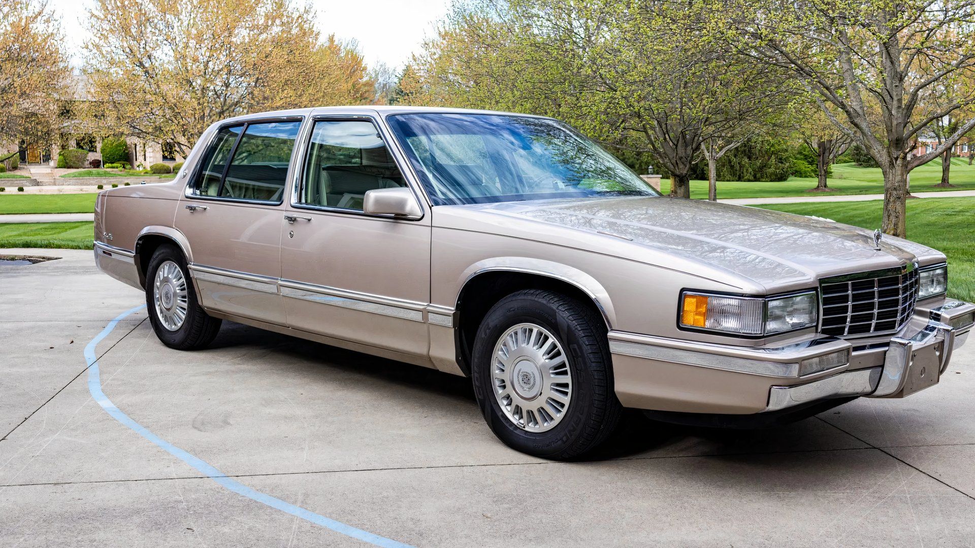 Cadillac DeVille 1995 estacionado 