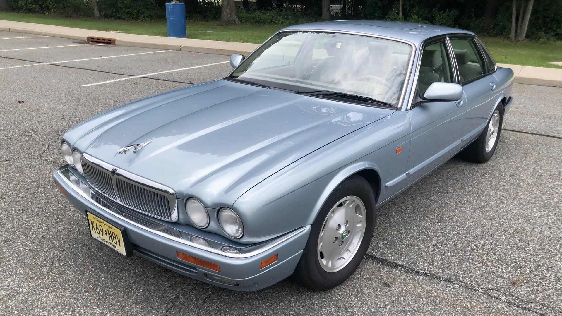 Jaguar XJ6 1995 estacionado