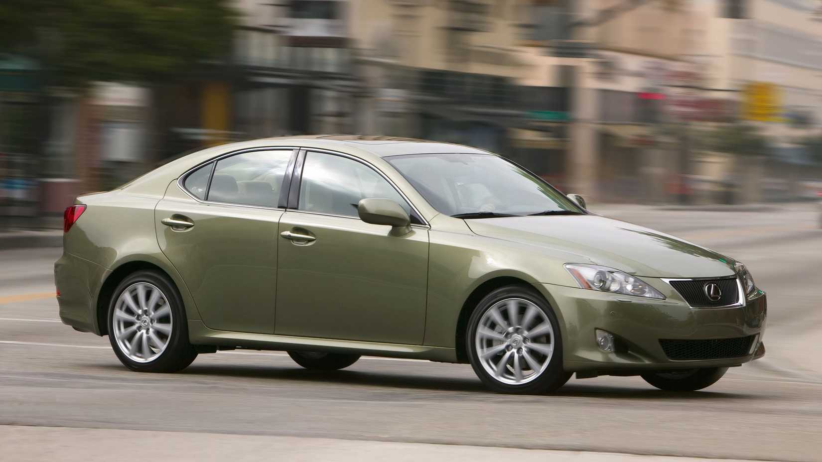 Uma vista frontal do Lexus IS250 2012 dirigindo