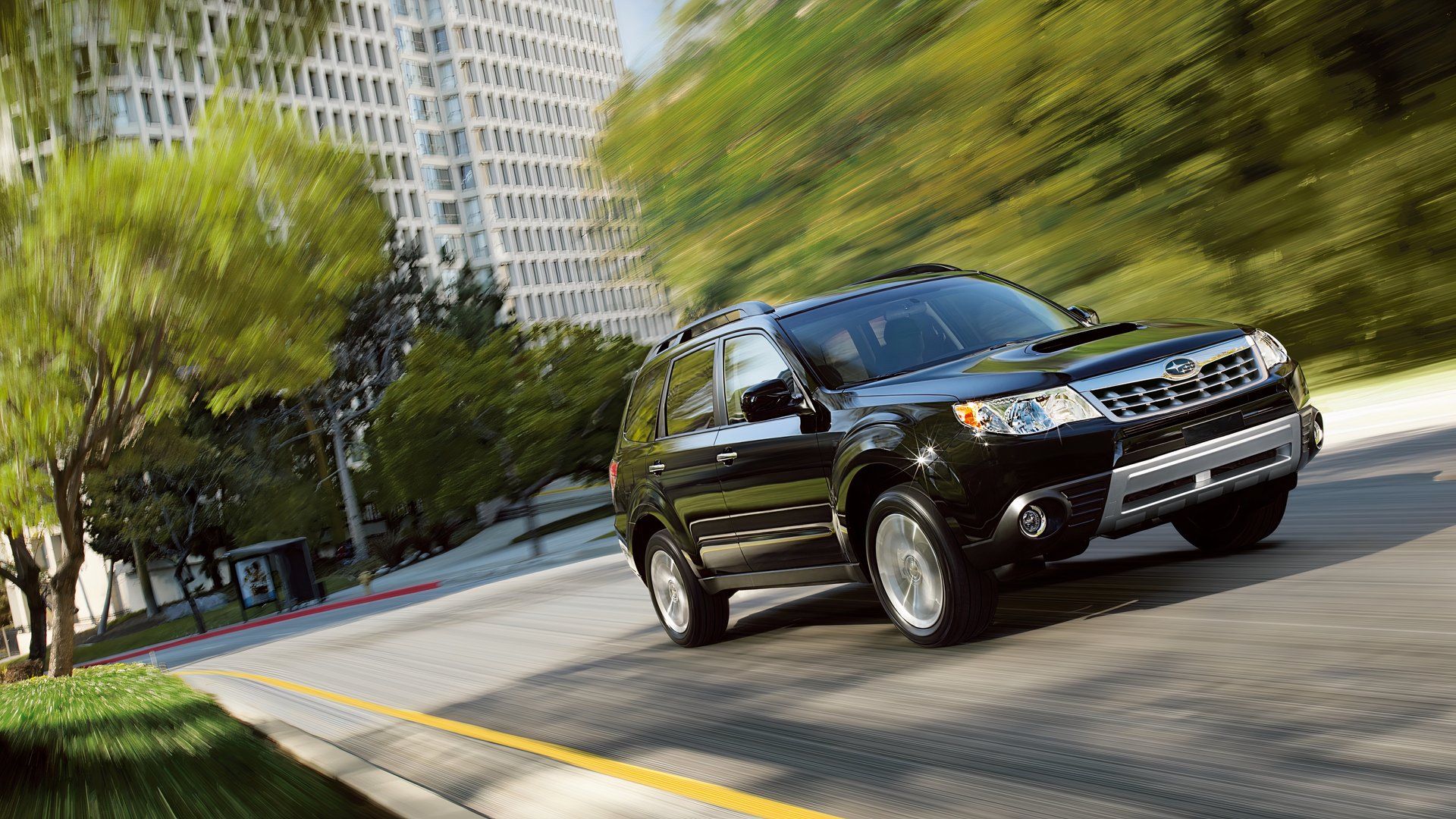 Subaru Forester 2012 dirigindo em uma estrada