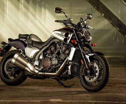 2013 Yamaha VMAX estacionada em armazém.