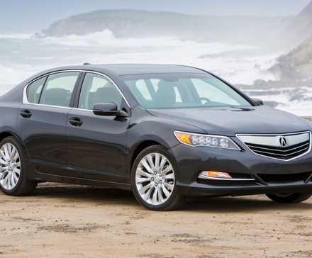 2014 Acura RLX estacionado em uma praia