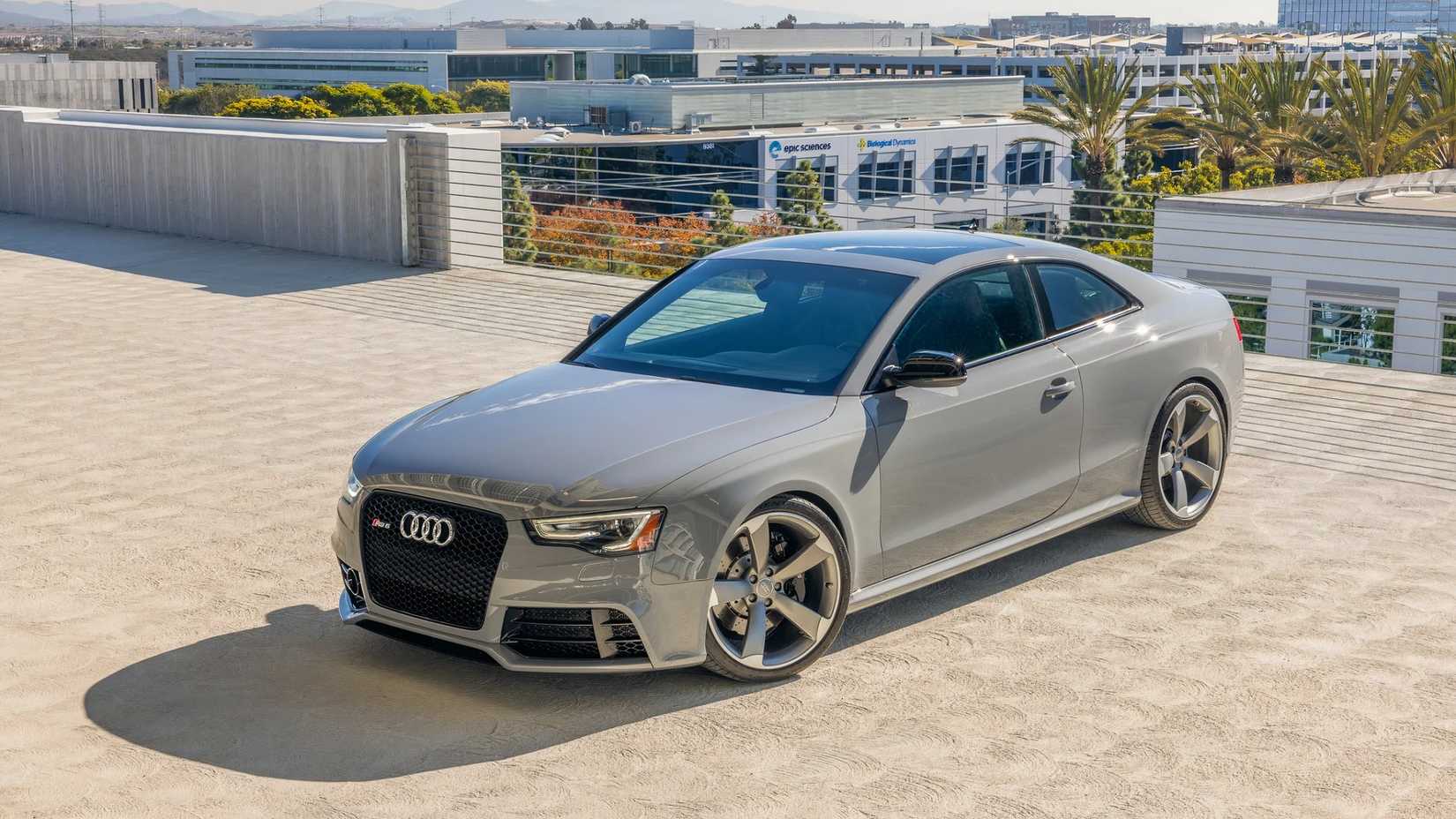 Audi RS5 2014 estacionado em um telhado