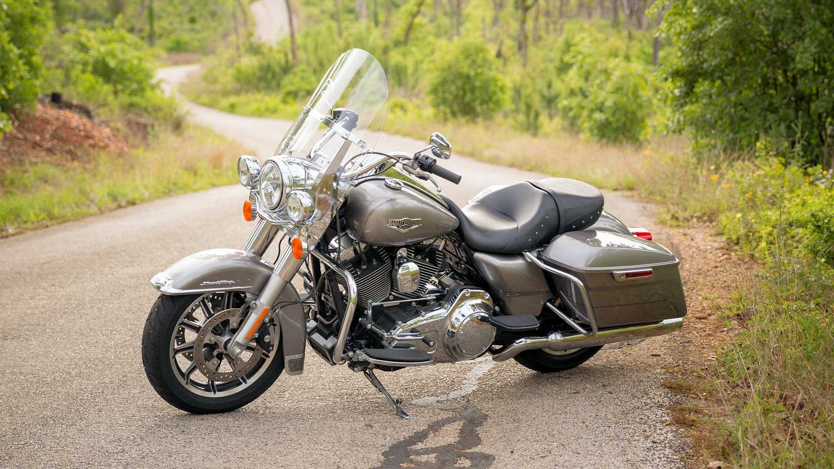 2016 Harly-Davidson Road King static front-quartter shot