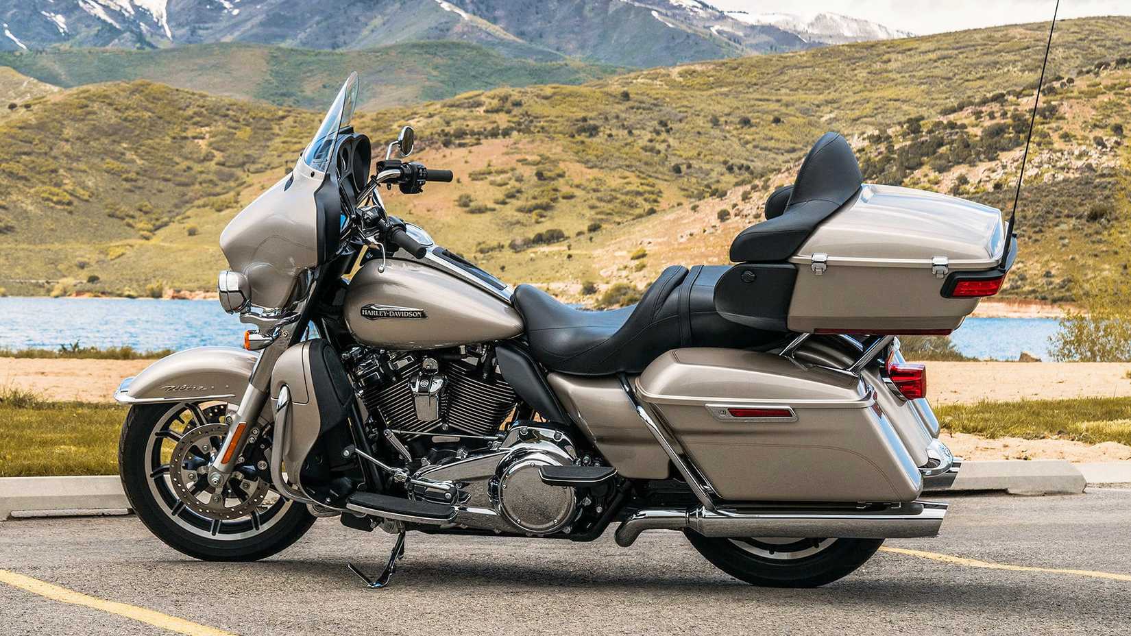 2018 Electra Glide Ultra Classic static profile photo
