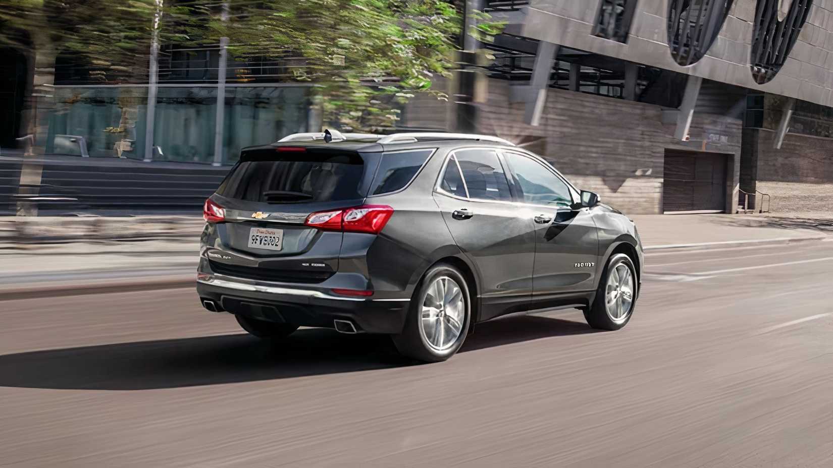 2019-2021 Chevrolet Equinox traseira 3/4 tiro dirigindo pela cidade