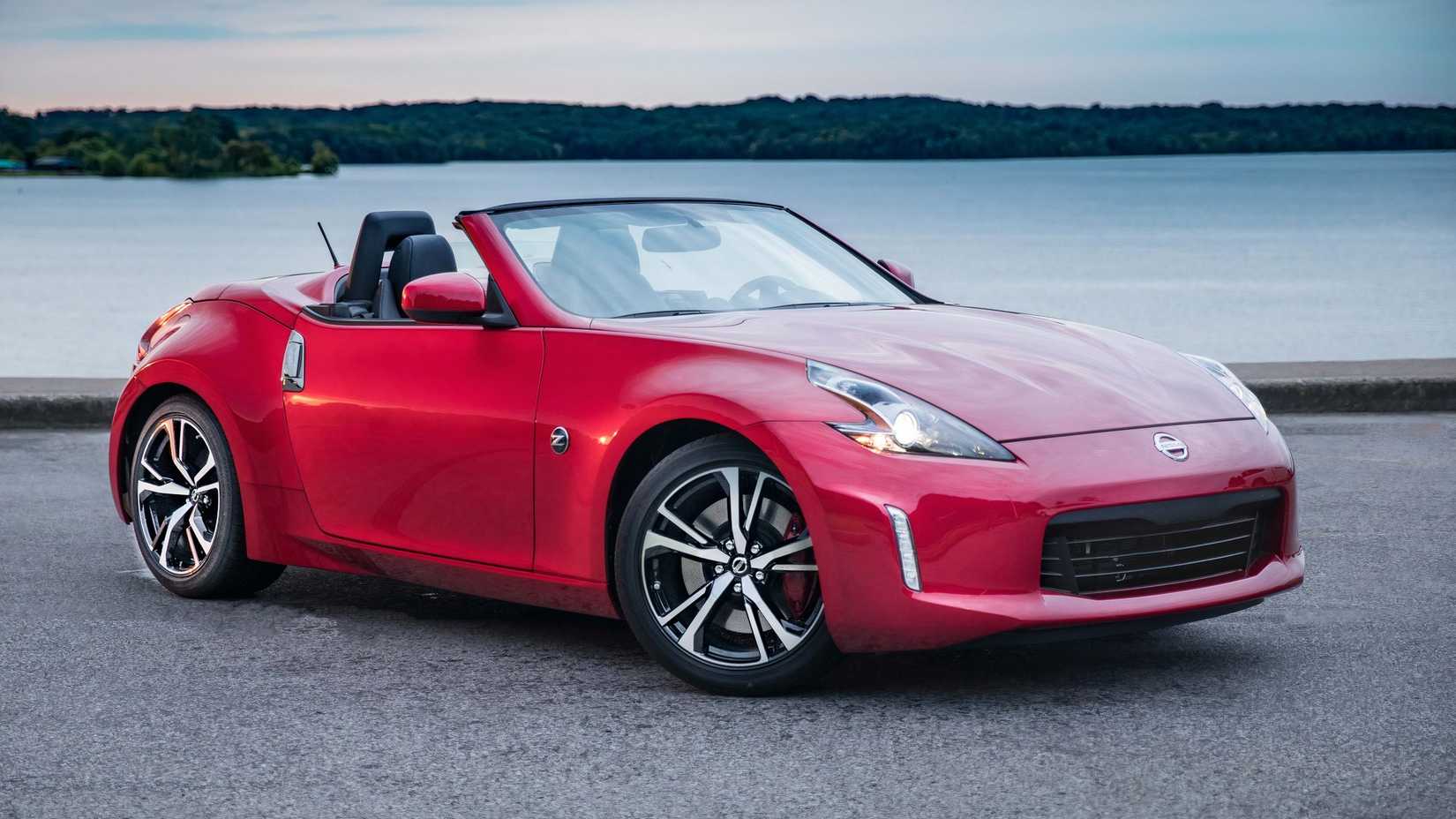 2019 Nissan 370Z Roadster estacionado