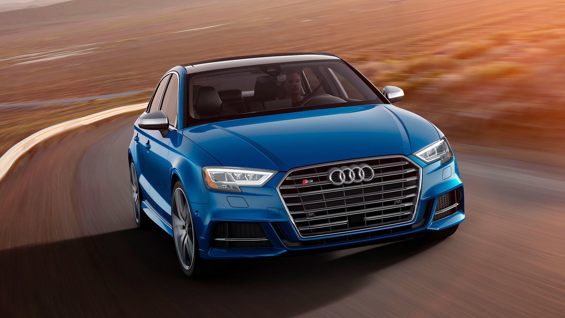 Audi S3 2020 dirigindo em uma pista
