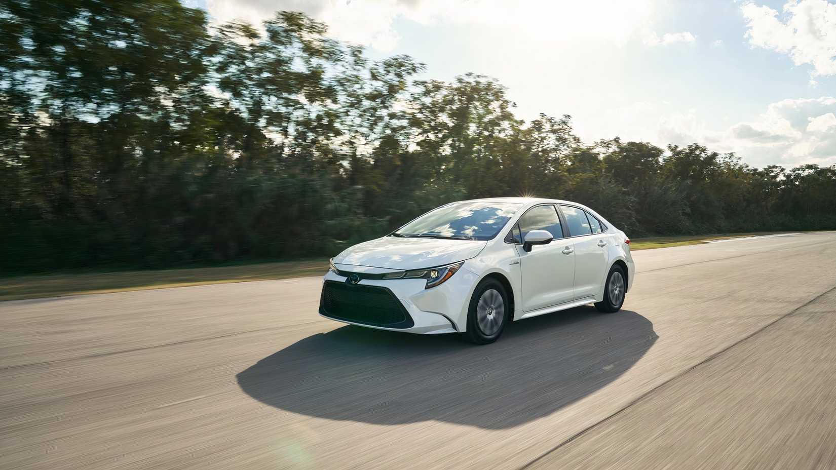 2020 Toyota Corolla Hybrid dirigindo em uma rodovia